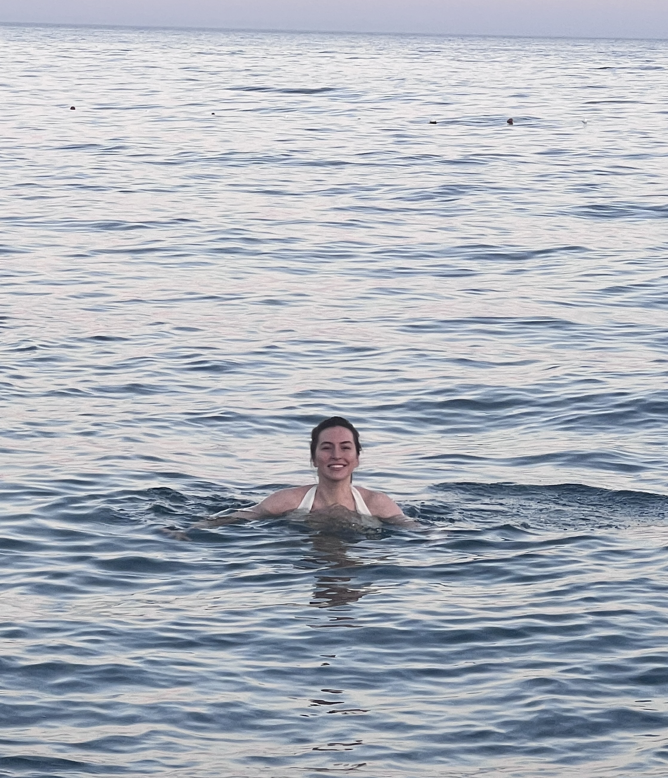 Дарья получает оплаты во время отдыха на море